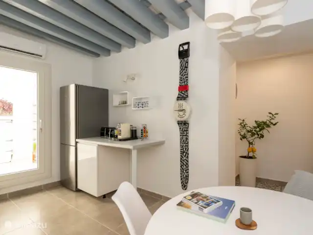 Volledig uitgeruste keuken met keramische kookplaat, koelkast, wasmachine, tafel met 4 stoelen, Nespresso koffiezetapparaat, SMEG waterkoker en broodrooster en airco/verwarming.